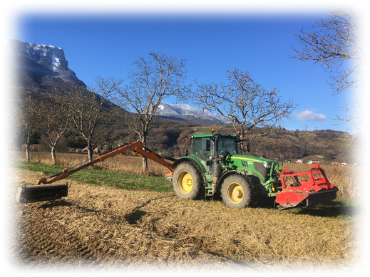 Tracteur équipé de l'épareuse pour broyer les fossés