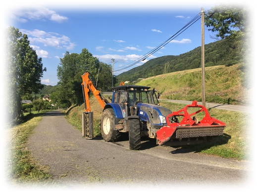 Tracteur Valtra équipé d'une épareuse et d'un broyeur