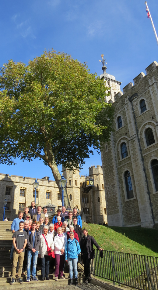 Gruppenfoto der Pilgergruppe vor dem Tower of London