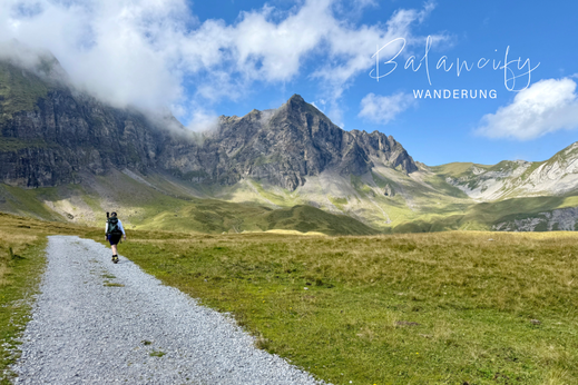 eine Person wandert auf einem Weg von der melchsee-frutt auf den Hochstollen