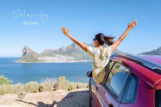 Frau beim Autofahren in Südafrika beim Chapman Peak mit Ferienstimmung