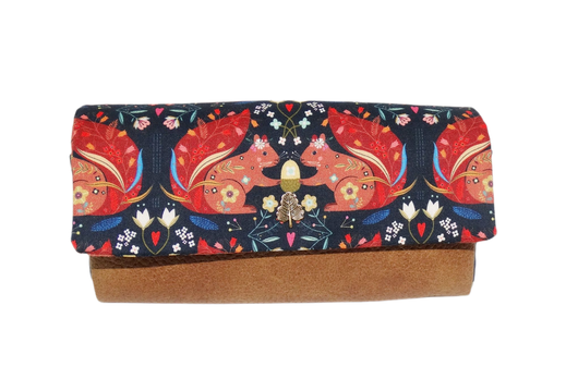 grand portefeuille femme, tissu bleu marine avec des écureuils, faux cuir marron, porte-cartes, couleurs de l'automne