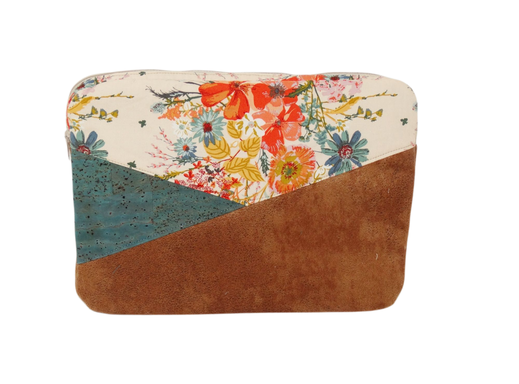 protection pour tablette 10 pouces ou Ipad, faux cuir camel, liège bleu et tissu blanc cassé avec des fleurs, idée cadeau femmeotection matériel informatique, cadeau femme original pratique, multimatière