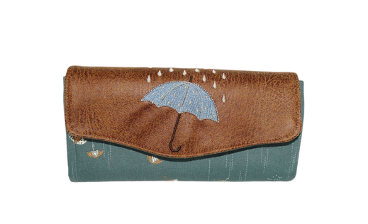 grand portefeuille femme, broderie parapluie, faux cuir camel, tissu bleu gris, cadeau de Noël femme