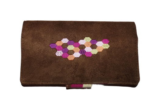 Porte-chéquier femme  suédine marron  tissu  carreaux multicolores broderie géométrique protection chéquier cadeau femme