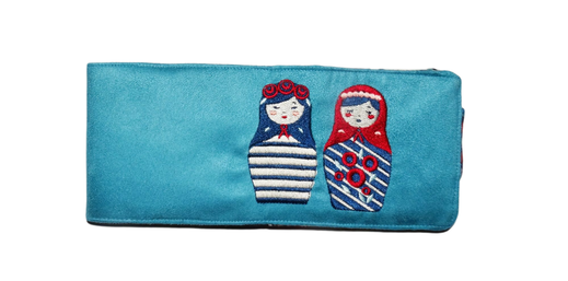 porte-chéquier horizontal poupées russes suédine bleu tissu blanc cassé rouge souche à gauche cadeau fête des mères mamies Noël anniversaire