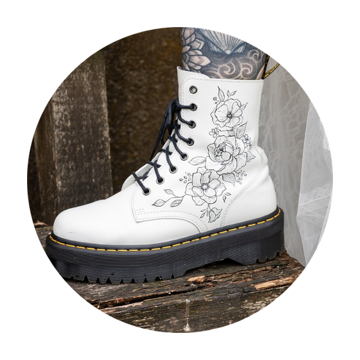 stoere dr martens onder trouwjurk bruid, festival bruiloft en alternatieve rock bruid