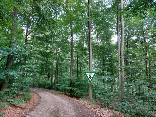 Gibt es Hinweisschilder? 