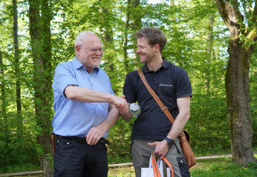 SDW-Landesvorsitzender Hermann Eberhardt dankt Paul Bek für seine kurzweilige und informative Waldführung