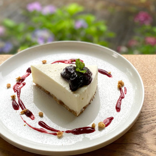 ブラックチェリーと レアチーズケーキ