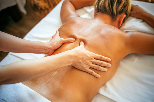 Eine Frau lässt sich bei der Breuß-Massage behandeln