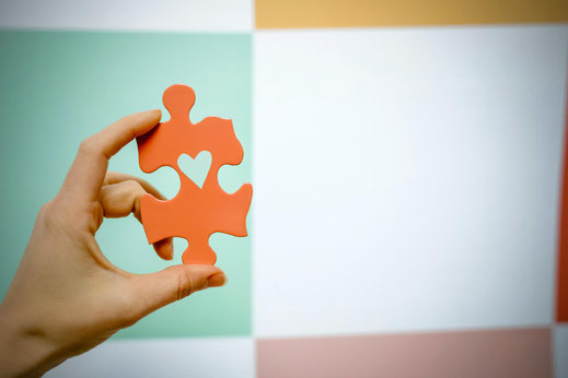 Ein Puzzlestück als Symbol, da Ursachenforschung oft Detailarbeit ist