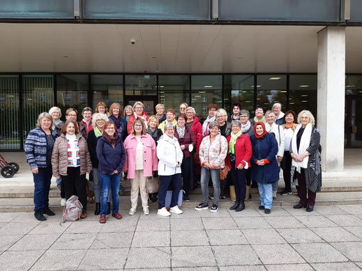 Gruppenbild der Besucherinnen des Landtages