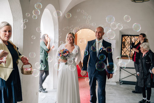 Hochzeit Trauung Hall in Tirol Standesamt Auszug aus dem Standesamt Spalier der Gäste Seifenblasen Spaß Freude Emotion