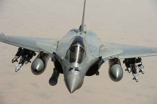 Rafale B francese durante l'operazione "Serval" in Mali, equipaggiato con l'illuminatore laser "Damocles" ed armato con bombe guidate GBU-12 / © Armée de l'Air