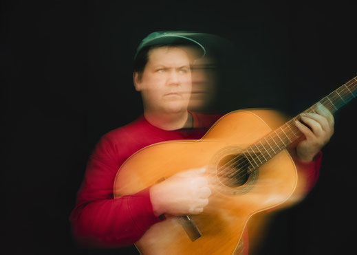 US-Singer/Songwriter Jake Xerxes Fussell stammt aus den Südstaaten und ist mit Country und Blues aufgewachsen. Am kommenden Samstag zeigt Fussell in der Esslinger "Dieselstraße", dass er auch ein großartiger Fingerpicking-Gitarrist ist. Foto: Promo