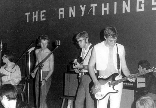 The Anythings im Jahr 1969 bei einem Konzert in Bad Buchau. Gitarrist Harald Rapp (links im Bild) hat den Platz des Drummers übernommen. 