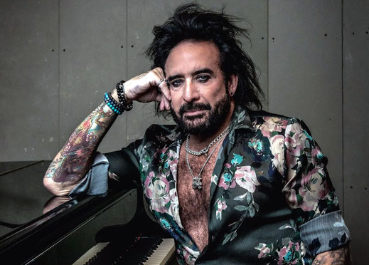 Mit Marco Mendoza gastiert am kommenden Samstag ein Bassist im Obermarchtaler "Kreuz", der bereits bei Whitesnake, Thin Lizzy, Journey und Ted Nugent für die tiefen Töne zuständig war, um nur einige Namen aus einer langen Liste zu nennen. Foto: Promo  