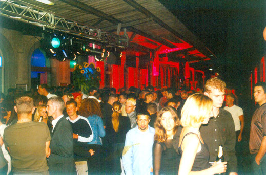 Ein Highlight in 35 Jahren "Alfons X": Zum zehnjährigen Jubiläum im Jahr 2000 wurde auch der Bahnsteig zur Partymeile mit großer Bar umfunktioniert. 1600 Gäste feierten damals. Foto: Miche Hepp    