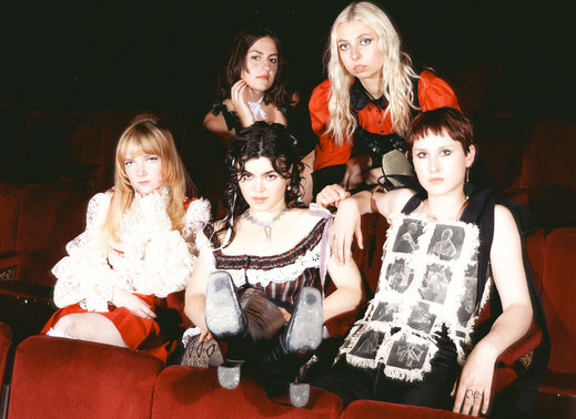 Die Londoner All-Female-Band The Last Dinner Party wird mit ihrer Melange aus Indie-Pop, New Wave und Art-Rock beim Southside Festival eine besondere Duftnote setzen. Mal klingt's wie Kate Bush, mal die Sparks oder David Bowie. Foto: Cal McIntyre 