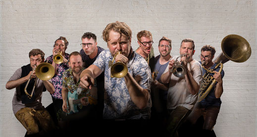 Am 27. Februar kann man im Lindauer "Club Vaudeville" mit der bayerischen Band La Brass Banda auf Tuchfühlung gehen. Mehr Termine gibt es in der Tour-Vorschau 2026. Foto: Promo