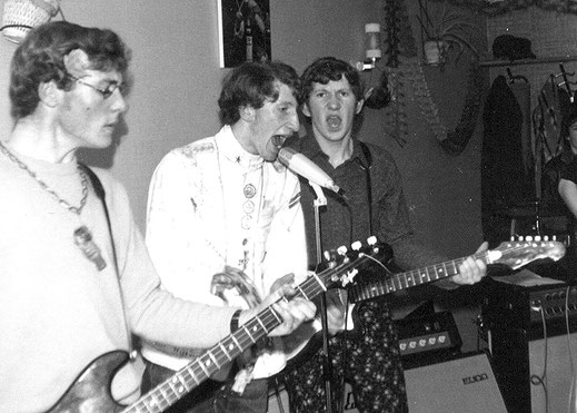 Live-Party am Sonntagnachmittag: The Anythings setzten in den wilden 60er-Jahren das Mengener "Eishaus" mit harten Beat- und Rock-Songs unter Dampf. Bassist Franz Xaver Sorg, Sänger Edi Rapp und Harald Rapp an der Gitarre in Aktion. (im Bild von links).  