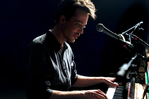 Pianist Lukas DeRungs ist diesjähriger Preisträger des Landesjazzpreises Baden-Württemberg. Durch die Clubs tourt er mit seinem "DeRungs Quintet". Foto: Daniel Wetzel