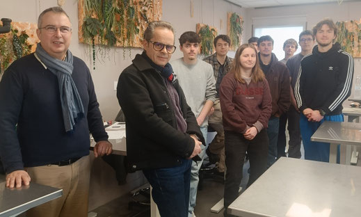 Le directeur de l'école d'art floral, Eric Matrone et les élèves en "soudage".