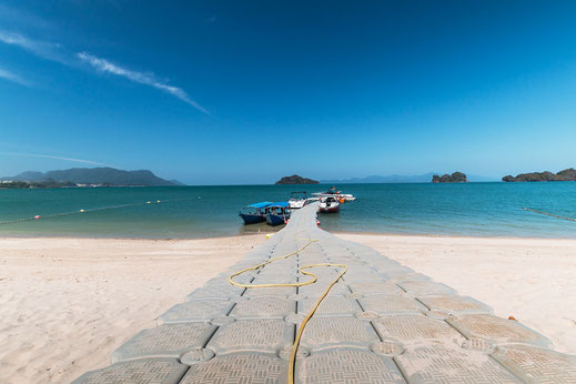 boote-am-strand-langkawi-malaysia