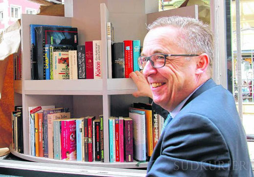 Robert Göhring vom Lions Club Villingen enthüllt den Bücherschatz in der Oberen Straße. Bild: Rüdiger Fein