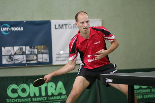 Jan Eike Wegner brachte die Regionalliga-Herren des TSV Schwarzenbek vor dem Entscheidungsdoppel gegen den TTS Borsum durch einen Viersatzerfolg über Nick Kolbe mit 8:7 in Führung.