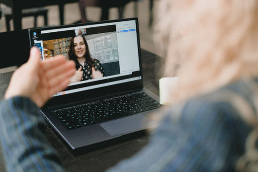 Psychologische Online-Beratung über einen Videocall am Laptop