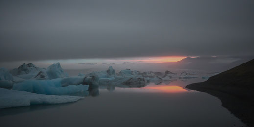 Nachtaufnahme am Jökulsarlon. Am Himmel reflektiert das Licht des Vulkanausbruchs in der Bardabunga-Region