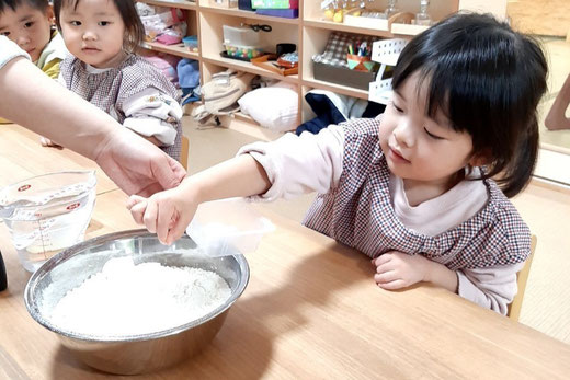 給食を食べる男の子