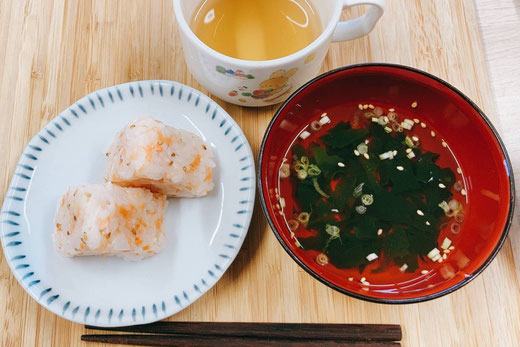 鮭ごまおにぎり　わかめスープ