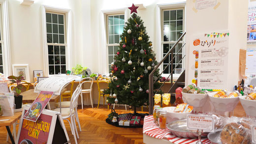 カフェ店内に大きなクリスマスツリーを飾りました アッパーシークレット カフェ 湖南市