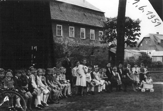 Kindertag auf dem Schützenplatz 1951, im Hintergrund links: der Steigerturm(2)