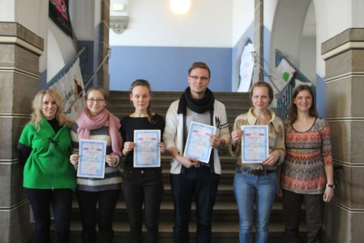 Die überglücklichen Absolventen und zuständigen Lehrer (von links: Frau Wolf, Asselina Medeov, Xenia Skumaj, Nikita Skumaj, Lidia Skumay und Frau Hey) Quelle: Umlauf online