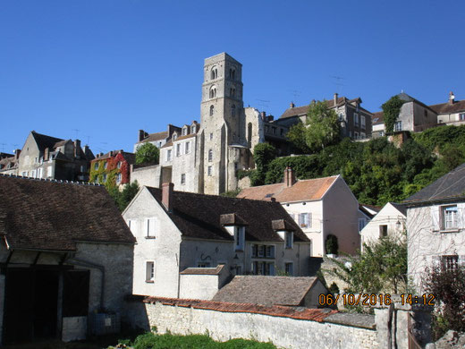 Retour vers le village après un parcours dans la verdure
