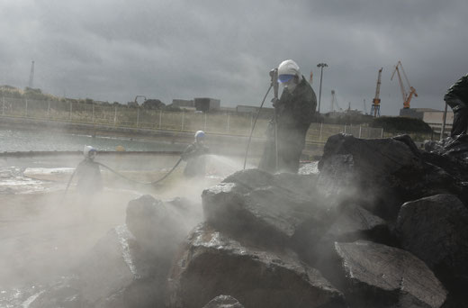 Formateur et stagiaire du CEDRE  à l’entrainement sur le littoral expérimental du centre à Brest © CEDRE