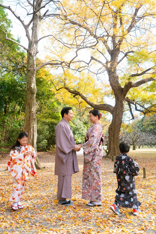 Family in kimono enjoying autumn leaves at Hamarikyu Gardens in Tokyo — natural and memorable Asakusa kimono photoshoot.