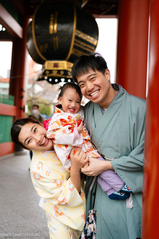 Family smiling together at the Kaminarimon gate of Senso-ji Temple in Asakusa, wearing kimono and enjoying a Tokyo family photoshoot.