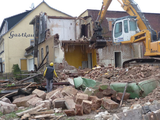 Abriss der Schule in Meineringhausen Dez. 2014