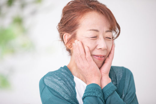 ひざの痛みが和らぎ、幸せそうな表情を浮かべる女性