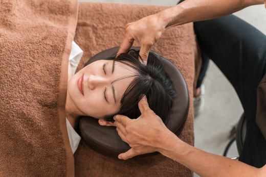 整体で小顔矯正を受ける女性