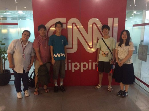 世界最大規模のニュース専門放送局、CNNフィリピン支局で。左端がArmie Jarin-Bennettさん