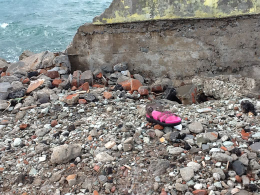 een op het strand achtergelaten sandaal : een slachtoffer ? een vluchtend persoon ?