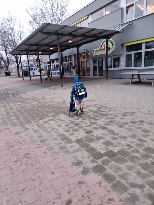Ein Kind zu Fuß auf dem Weg in die Schule