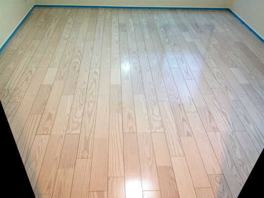 ガラス フロアコーティング 施工後の写真　フローリングは 永大産業：銘樹 JSPEC です。