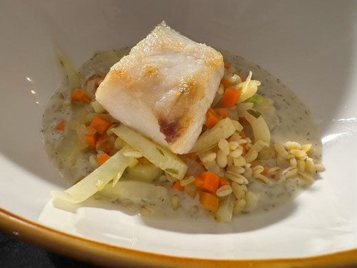 Ein schönes dickeres Stück Zanderfilet (weisser Fisch) mit leichter Bratfärbung oben, angerichtet auf Gemüse-Ebly (Graupenart gemischt mit kleinen Karottenwürfeln und Kohlrabistäbchen sowie einer Dillsauce